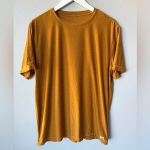 Vuori dark gold yellow Strato Tech short sleeve athletic tee Men’s sz L